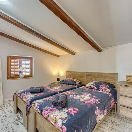 Old Town Apartments In Umag Bagian luar foto