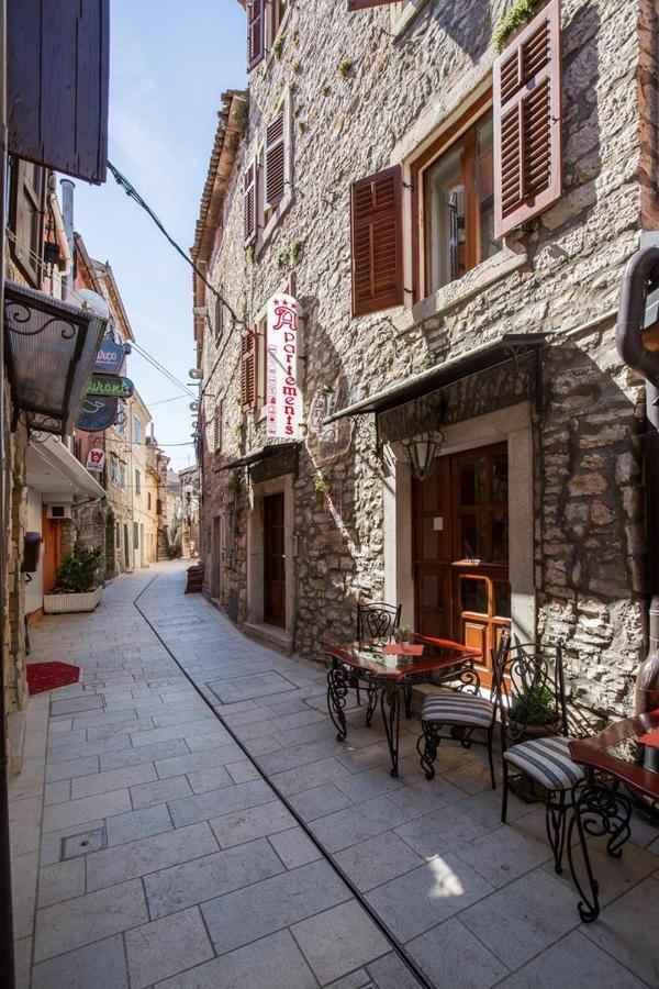 Old Town Apartments In Umag Bagian luar foto