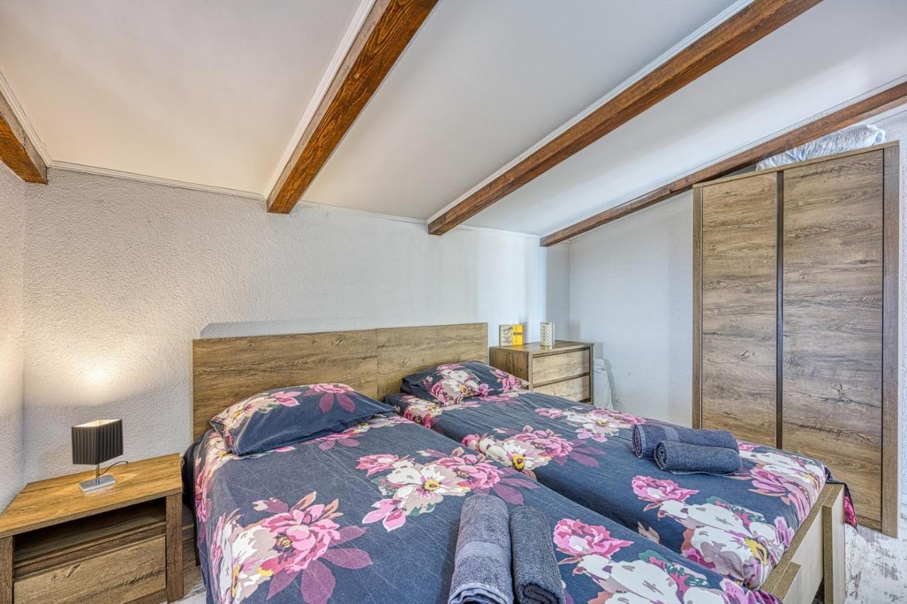 Old Town Apartments In Umag Bagian luar foto