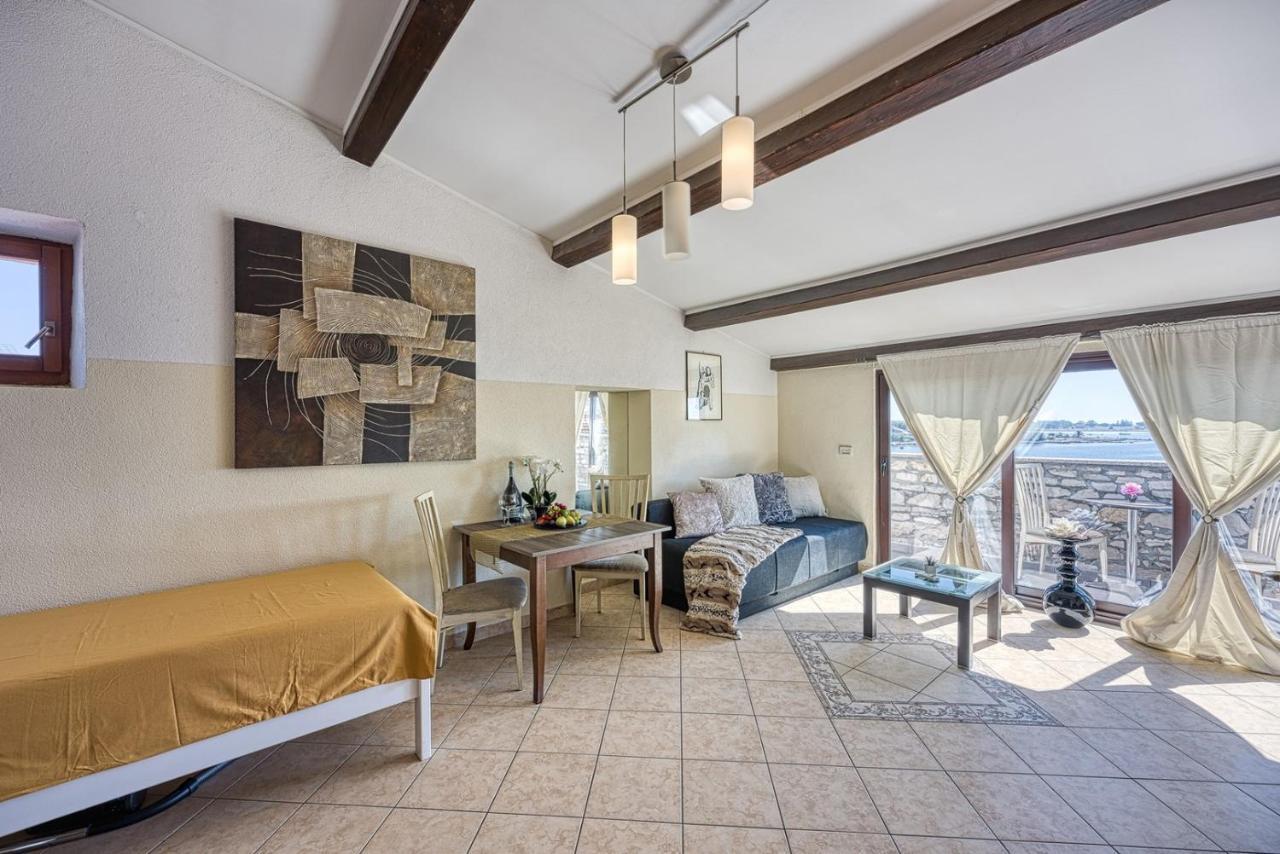 Old Town Apartments In Umag Bagian luar foto