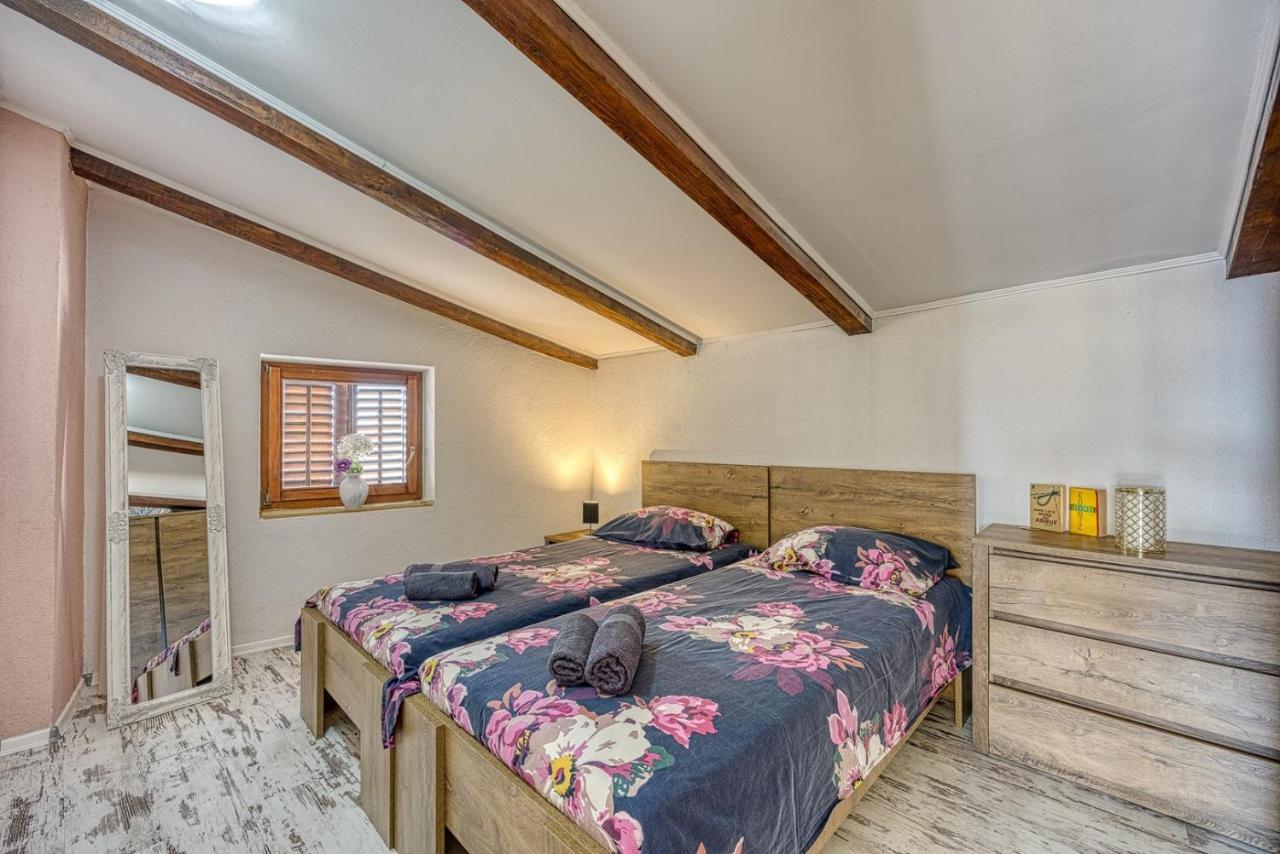 Old Town Apartments In Umag Bagian luar foto