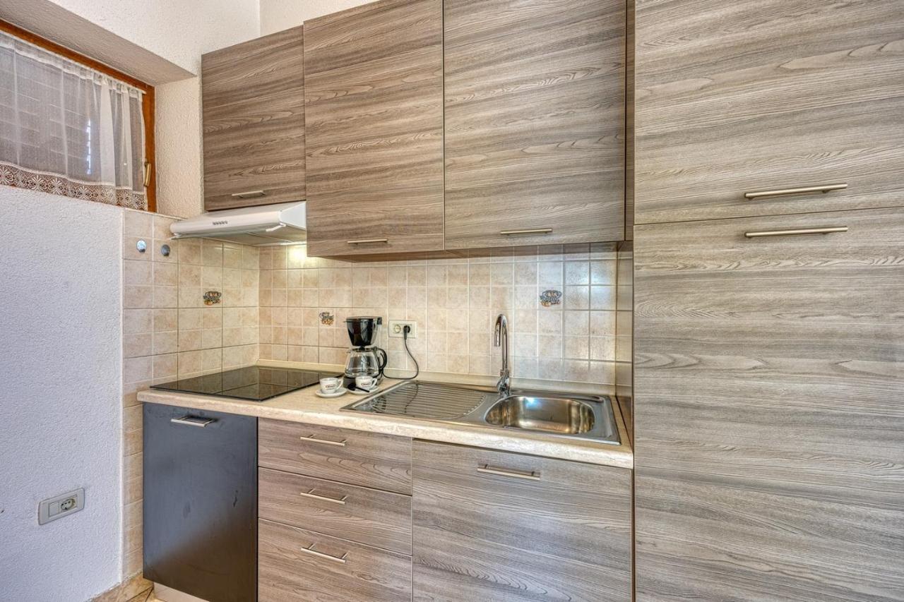 Old Town Apartments In Umag Bagian luar foto