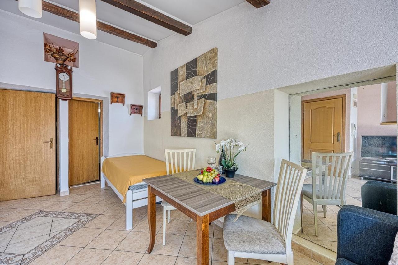 Old Town Apartments In Umag Bagian luar foto