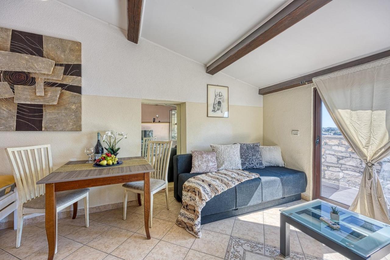 Old Town Apartments In Umag Bagian luar foto
