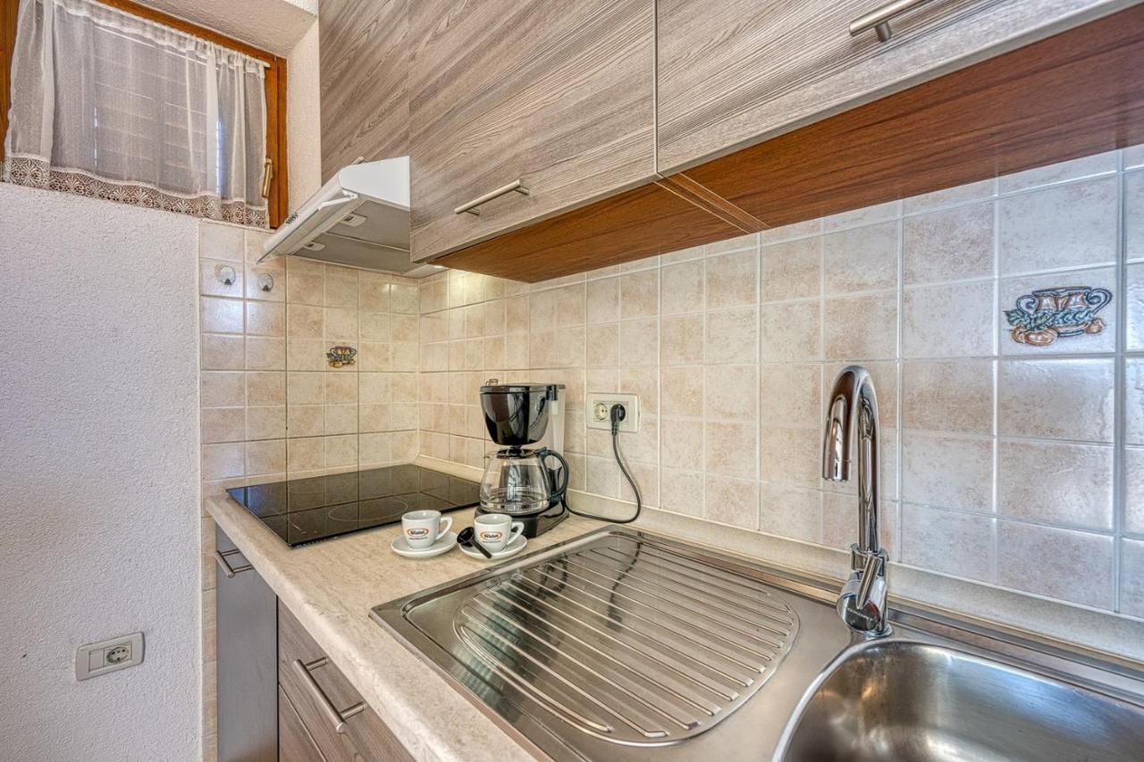 Old Town Apartments In Umag Bagian luar foto