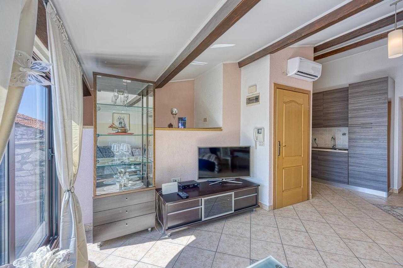 Old Town Apartments In Umag Bagian luar foto